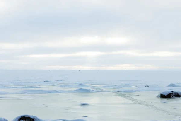 Bevroren ijskoude kust van de baai — Stockfoto