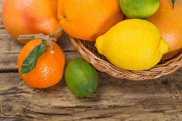 Citrus fruits on wooden background — Stock Photo, Image