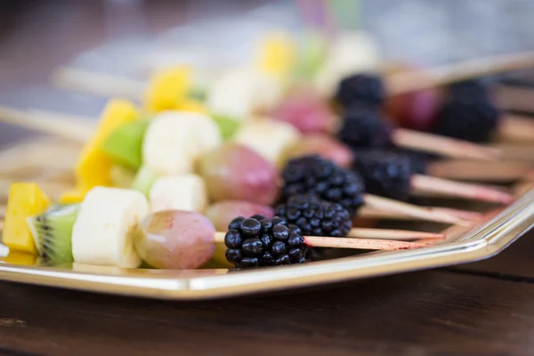 Frutta su uno stuzzicadenti — Foto Stock