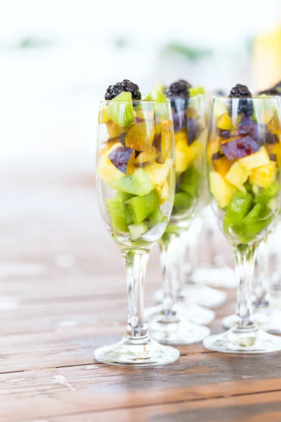 Coupes de fruits dans un verre — Photo