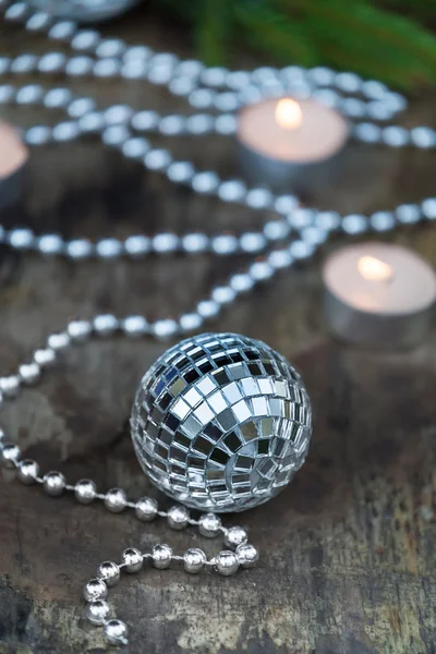 Bolas de espelho de Natal no fundo de madeira — Fotografia de Stock