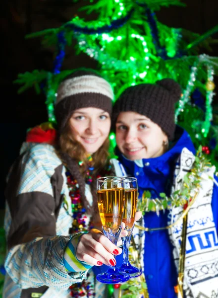 Dvě dívky s vánoční šampaňské venku — Stock fotografie