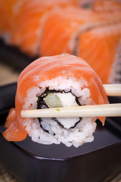 Rollos de sushi de salmón —  Fotos de Stock