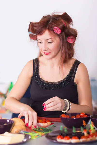 Junge hübsche Frau Hausfrau Kochen mit Lockenwickler Haar — Stockfoto