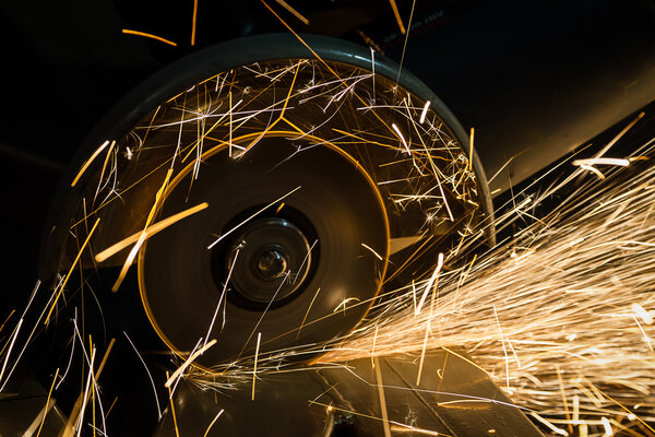 заточка и резка железа абразивным диском
