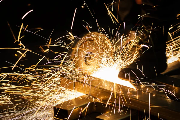 Affilatura e taglio del ferro mediante disco abrasivo — Foto Stock