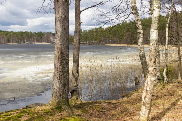 Inizio primavera con ghiaccio che si scioglie e neve — Foto Stock