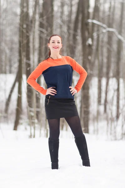 Winterfrauen haben Spaß im Freien — Stockfoto