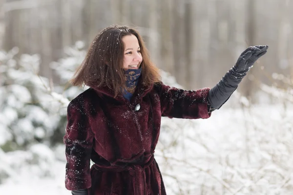 Winterfrauen haben Spaß im Freien — Stockfoto