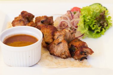 Domuz Barbekü Barbekü bir plaka üzerinde