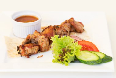 Domuz Barbekü Barbekü bir plaka üzerinde