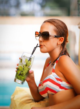 Kadın mojito içeceği bikini ile