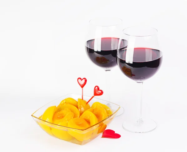 Kırmızı şarap Sevgililer gözlük Şeftalilerin — Stok fotoğraf