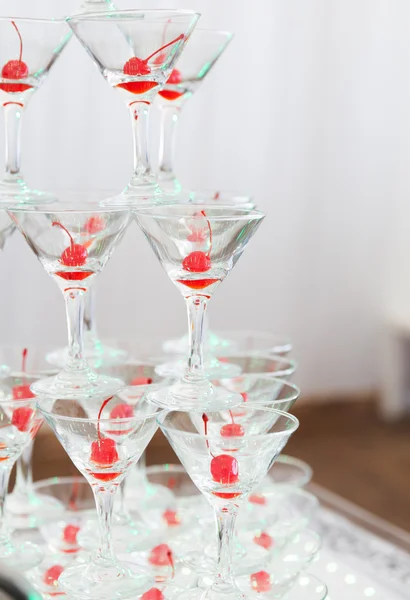 Pirámide champán copas de martini —  Fotos de Stock