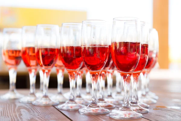 Partij rij van champagneglazen op een tafel — Stockfoto