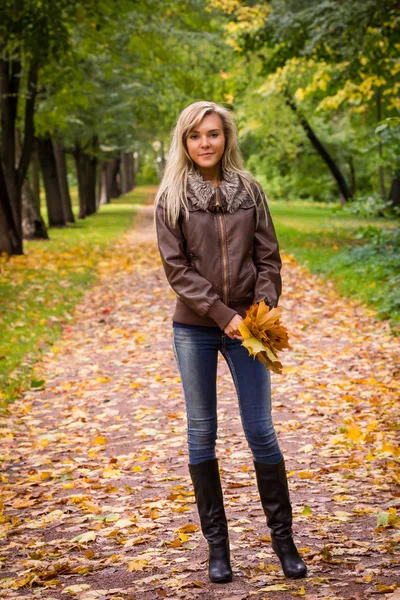 Autumn fall woman — Stock Photo, Image