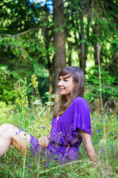 Genç kadın bir çayır üzerinde — Stok fotoğraf