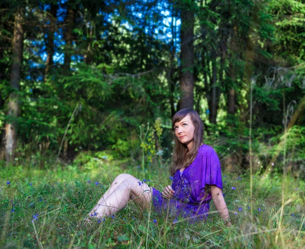 Jovem mulher em um prado — Fotografia de Stock