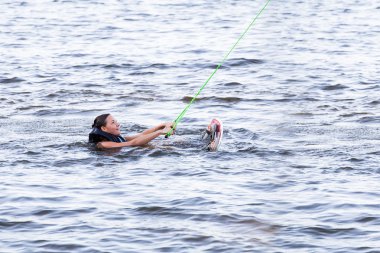 Kadın çalışma bir wakeboard sürme