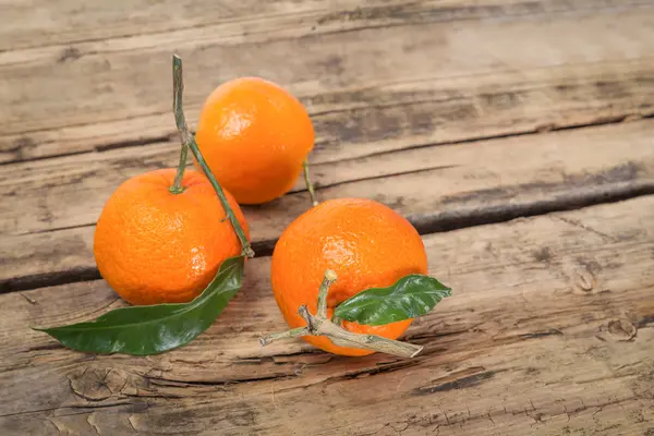 Tangerine fruits on wooden background — Stock Photo, Image