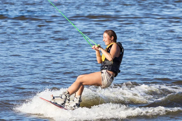 Vrouw studie rijden op een wakeboard — Stockfoto