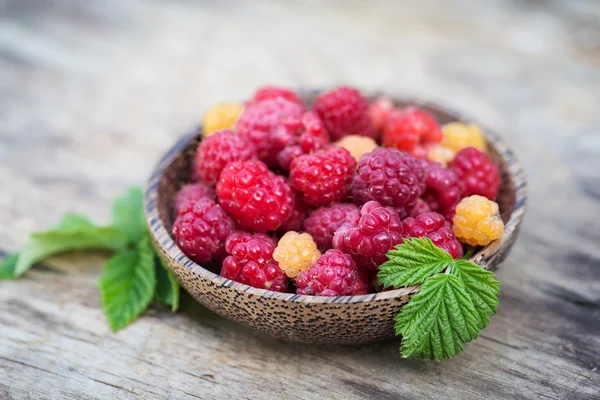 Framboises fraîches sucrées savoureuses sur fond en bois — Photo