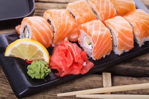 Rolos de sushi de salmão — Fotografia de Stock