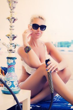 Nargile plajda bikini kadınla