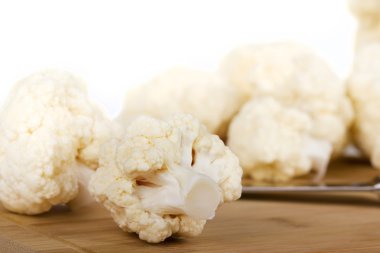 Beyaz arka planda taze karnabahar