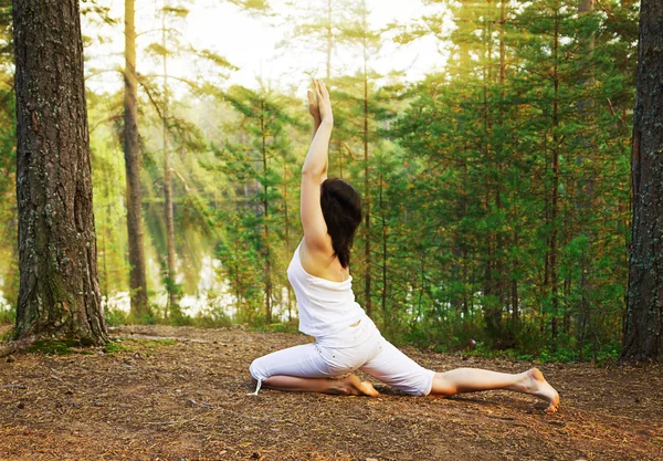Yoga une pose de pigeon roi pattes — Photo
