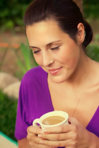Mulher bonita bebendo café ao ar livre — Fotografia de Stock