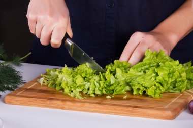 kadın mutfakta salata hazırlık