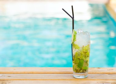 Mohito mojito içkiyle buz nane ve limon Yüzme Havuzu yakınlarında