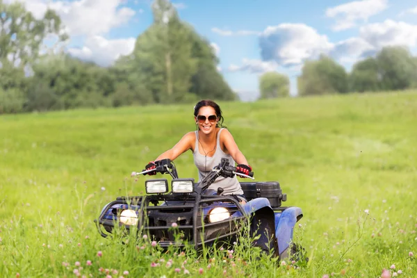 Elegante Frau auf dem Vierrad — Stockfoto