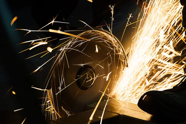 Sharpening and cutting of iron by abrasive disk machine — Stock Photo, Image