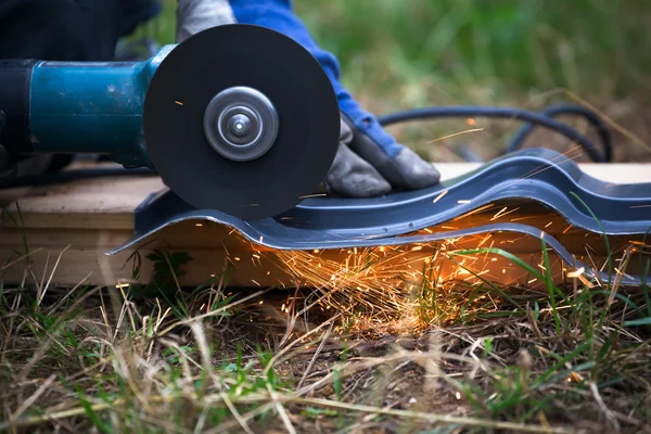 Sharpening and cutting of iron by abrasive disk machine — Stock Photo, Image