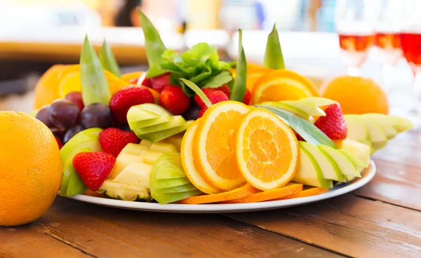 Festteller mit frischem Obst — Stockfoto