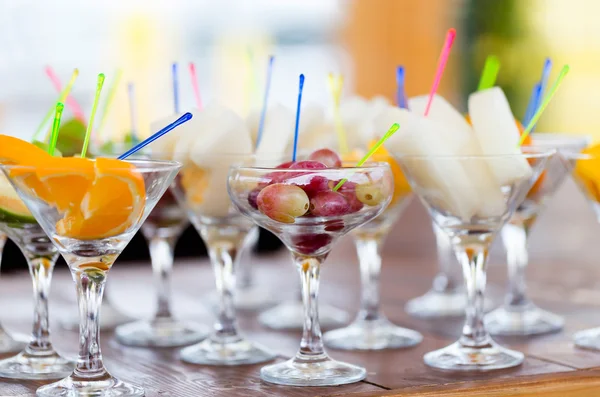 Cortes de frutas frescas em copos de festa de champanhe — Fotografia de Stock