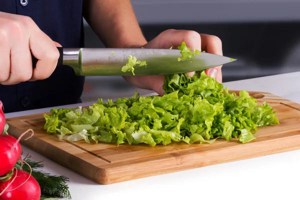 Woman preparing salad in kitchen — Stock Photo, Image