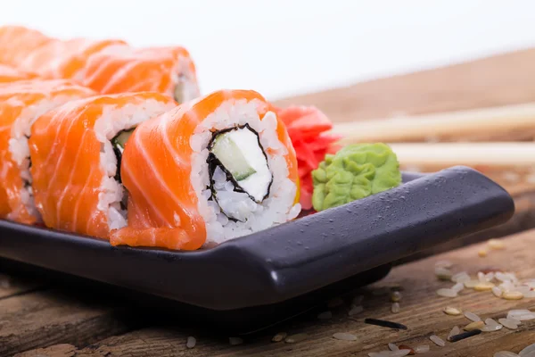 Rolos de sushi de salmão — Fotografia de Stock