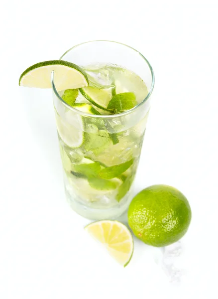 Bebida Mohito mojito con menta helada y lima — Foto de Stock