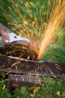 netlik ve aşındırıcı disk makine tarafından demir kesme