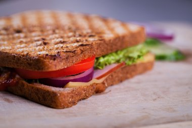 Ahşap üzerine taze ev yapımı ızgara sandviç