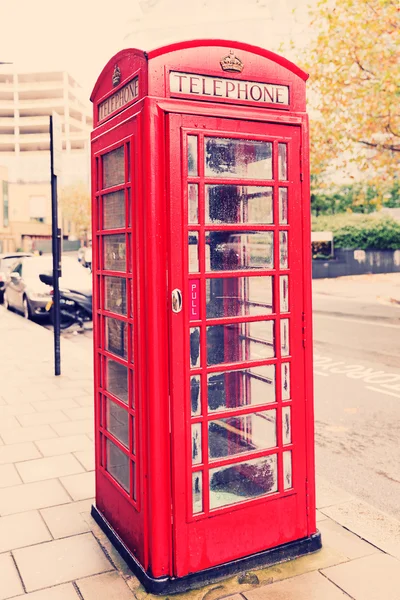 Famous classic English red telephone box - symbol of London — Stock Photo, Image
