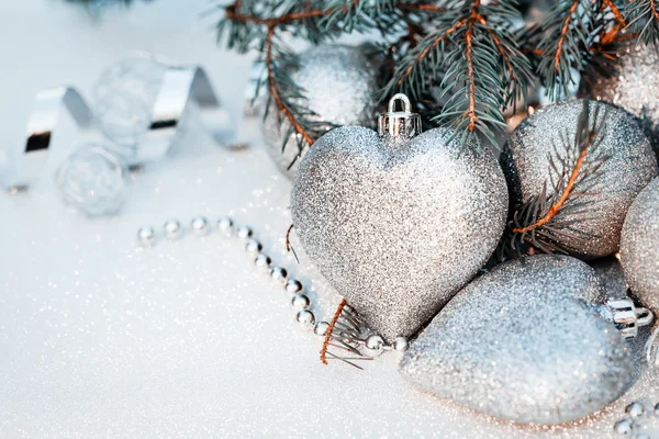 Kalp oyuncak ile parlak Noel kompozisyon — Stok fotoğraf