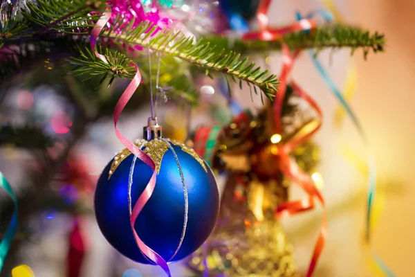 Bolhas azuis de Natal em uma árvore — Fotografia de Stock