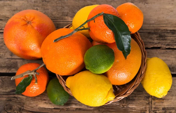 Citrus fruits on wooden background — Stock Photo, Image