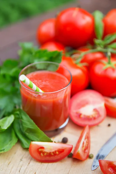 Sok świeżych pomidorów na drewniane tła — Zdjęcie stockowe