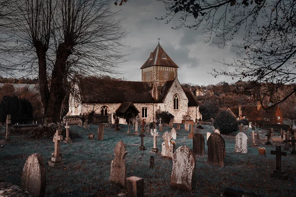 Puttenham San Juan Bautista iglesia estilo Helloween en Inglaterra Reino Unido — Foto de Stock