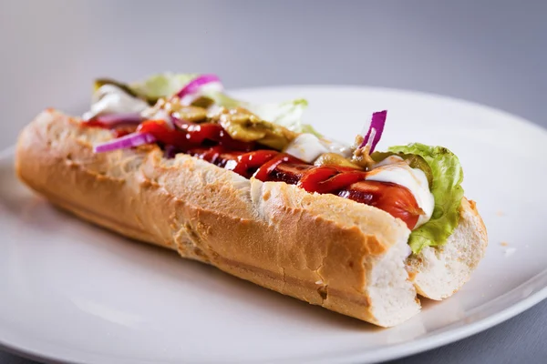 Świeże domowe hot dog — Zdjęcie stockowe